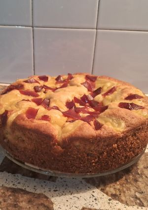 Una foto de Bizcochuelo de reyes con crema pastelera y membrillo