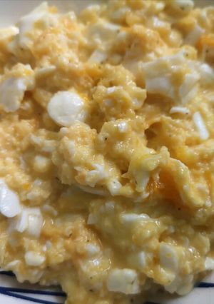Una foto de Huevo revuelto con queso fresco y mantecoso