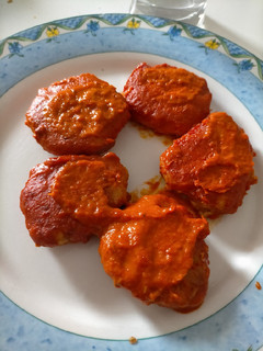 Una foto de Hamburguesas de merluza en salsa de piquillo