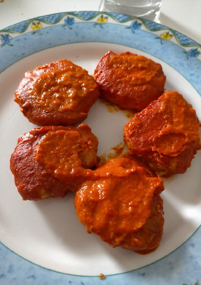 Una foto de Hamburguesas de merluza en salsa de piquillo