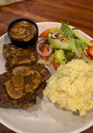 Foto resep Beef steak with mashed potato ala bintang 5 (mushroom gravy sauce)