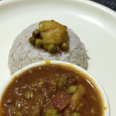 A picture of Aloo mutter with brown rice.