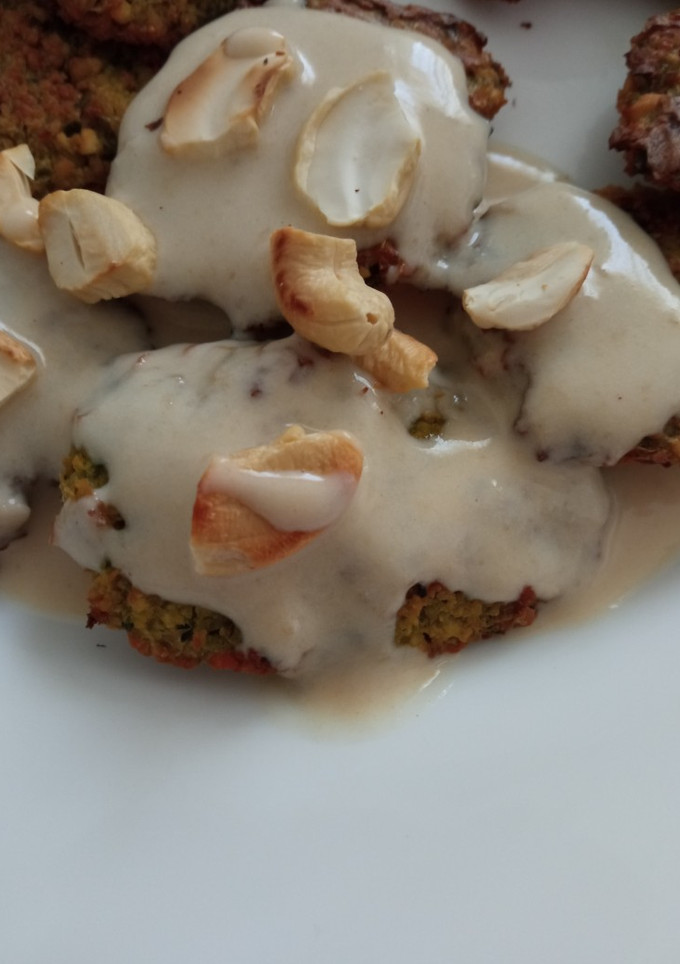 Una foto de Aderezo con tahini y anacardo