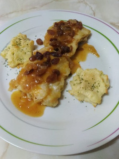 Una foto de Bacalao en salsa con puré duquesa