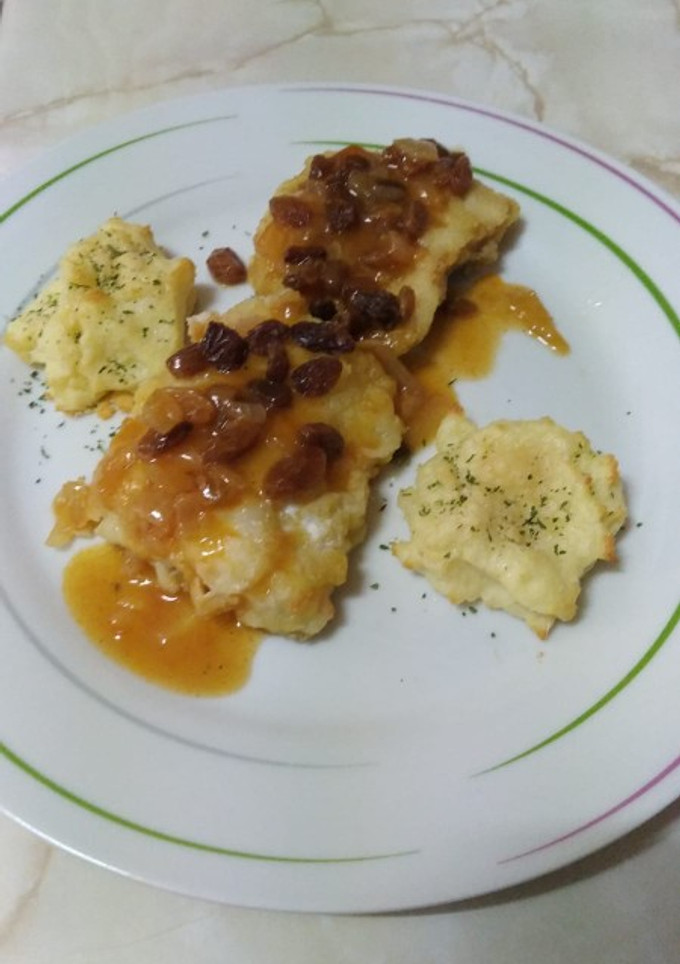 Una foto de Bacalao en salsa con puré duquesa