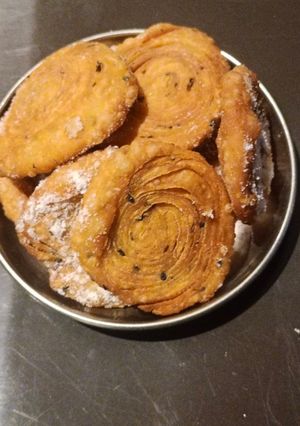 क्रिस्पी चिरोटे रेसिपी चे मुख्य फोटो 