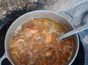 Une photo de poulet haricots rouges