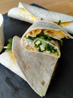 Una foto de Burritos de repollo,espinaca, aguacate con mayonesa de zanahoria