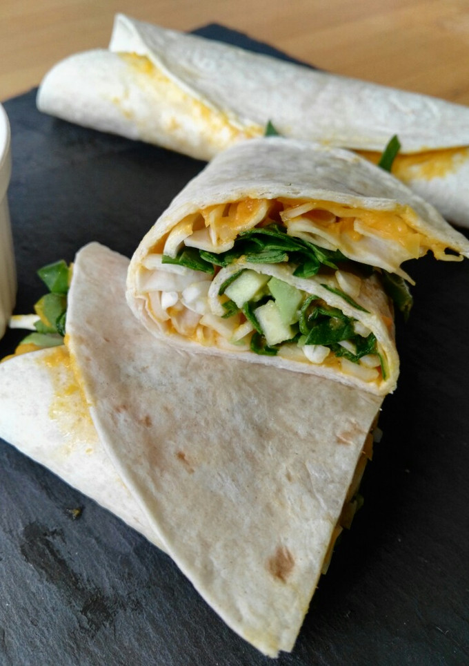 Una foto de Burritos de repollo,espinaca, aguacate con mayonesa de zanahoria