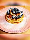 Pancake con marmellata di frutti di bosco e mirtilli freschi