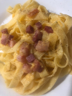 Una foto de Tagliatelle a la carbonara