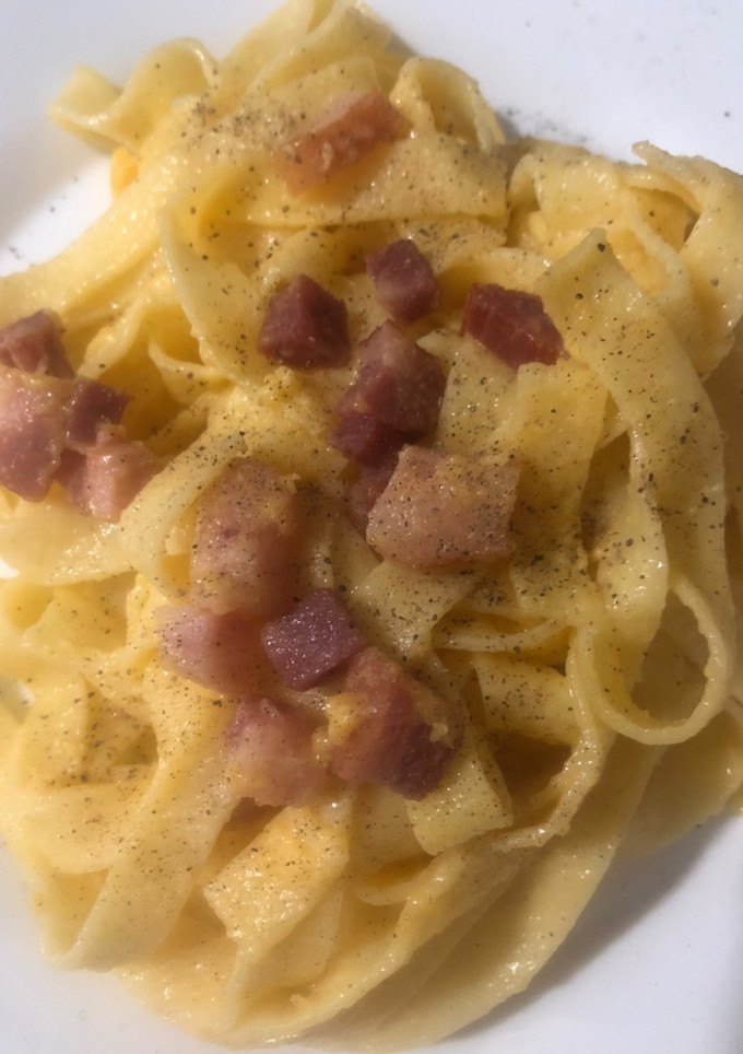 Una foto de Tagliatelle a la carbonara