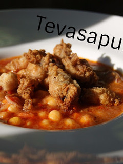 Una foto de Garbanzos con chipirones fritos