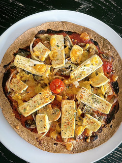 Una foto de 🌱 Pizza pero con tortilla. Champiñones, cebolla, tofu y queso vegano 🌱