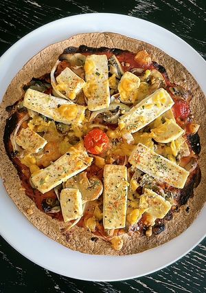 Una foto de 🌱 Pizza pero con tortilla. Champiñones, cebolla, tofu y queso vegano 🌱