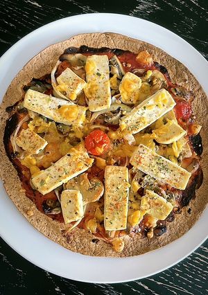Una foto de 🌱 Pizza pero con tortilla. Champiñones, cebolla, tofu y queso vegano 🌱
