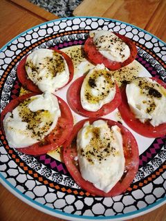 Una foto de Ensalada de tomate y mozzarella