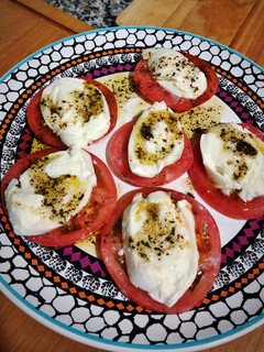 Una foto de Ensalada de tomate y mozzarella