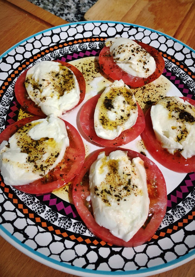 Una foto de Ensalada de tomate y mozzarella