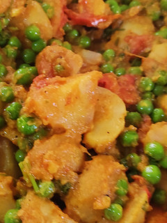 आलू मटर भाजी(aloo matar bhaji recipe in hindi) रेसिपी मुख्य फोटो