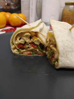 Una foto de 🌯 Wrap de pollo y pimientos
