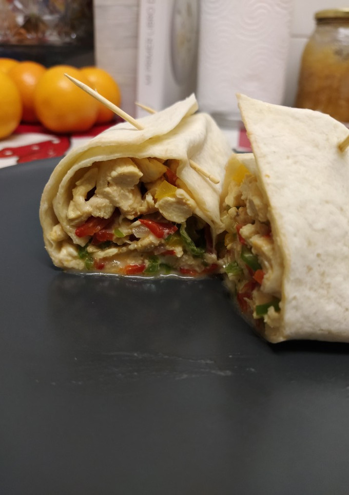 Una foto de 🌯 Wrap de pollo y pimientos