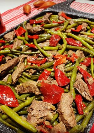 Une photo de Émincé de bœuf aux échalotes, haricot verts et piquillos