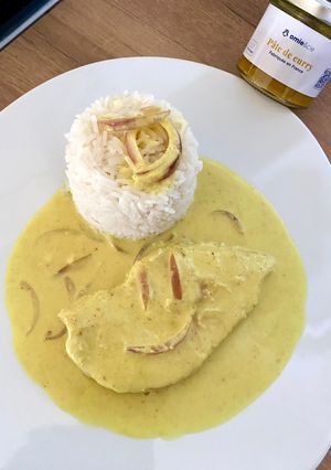 Une photo de Escalope de poulet au lait de coco et pâte de curry Omie