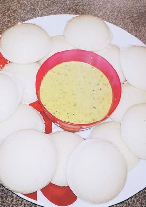 राइस इडली विद चटनी रेसिपी मुख्य फोटो