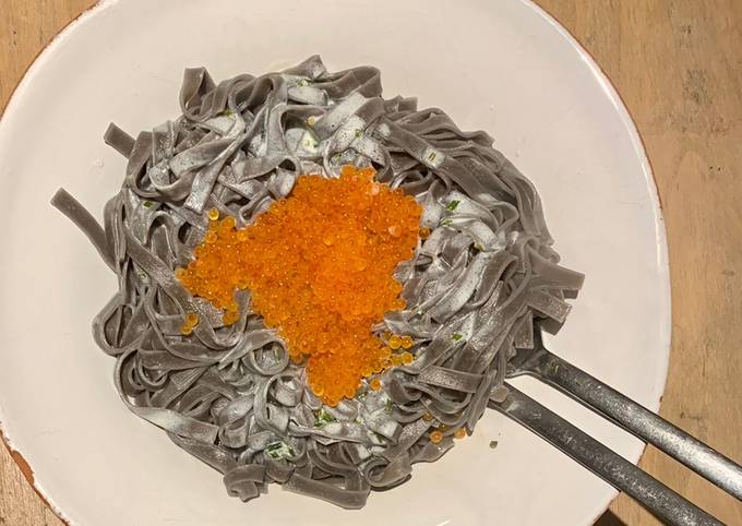 Spaghettis à l’encre de seiche et œufs de saumon