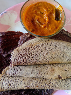 ராகி தோசையுடன் காரசாரமான தக்காளி சட்னி (Raagi Dosa & Thakkali Chutni Recipe in Tamil) செய்முறை முக்கிய புகைப்படம்