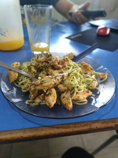 Una foto de Fideos al pesto con suprema