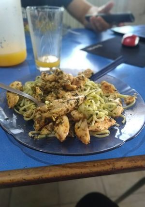 Una foto de Fideos al pesto con suprema