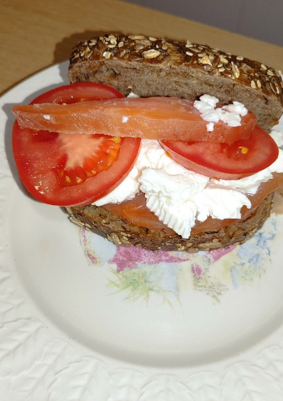 Una foto de Salmón ahumado casero con tomate y queso fresco 😋