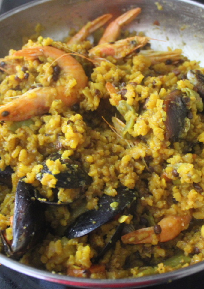 Una foto de Arroz frito con gambas y mejillones