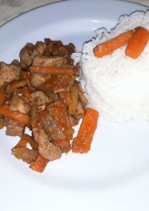 Una foto de Cerdo con vegetales salteados