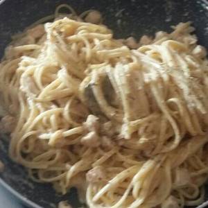 Tallarín/ Linguini con pollo y salsa blanca