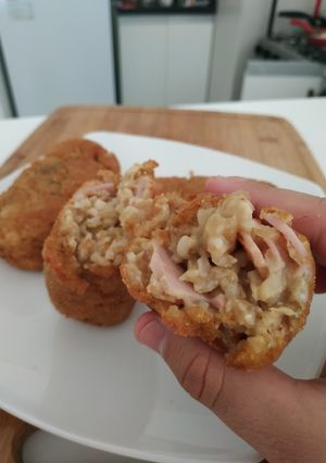 Una foto de Croqueta de arroz integral, berenjena y cebolla