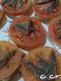 Una foto de Tosta de tomate con anchoas