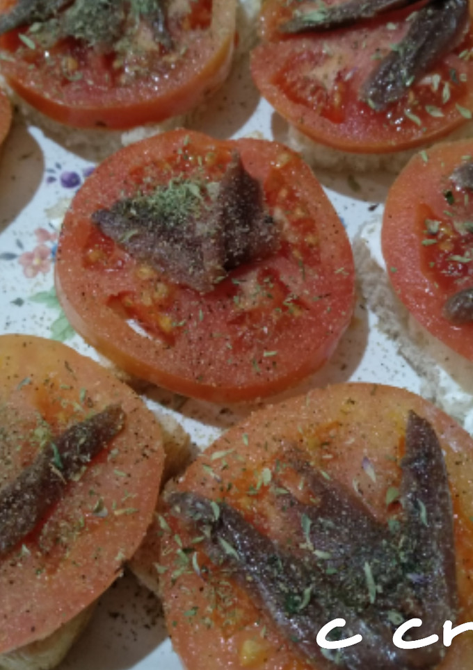 Una foto de Tosta de tomate con anchoas