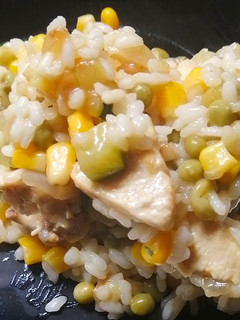 Una foto de Arroz con pollo y verduritas