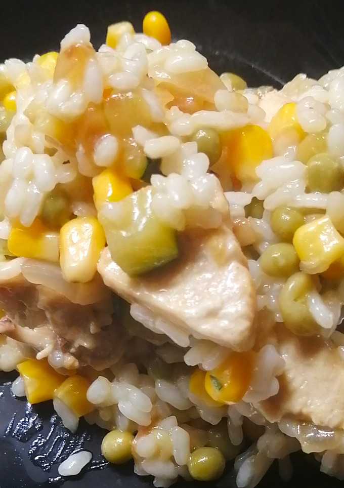 Una foto de Arroz con pollo y verduritas