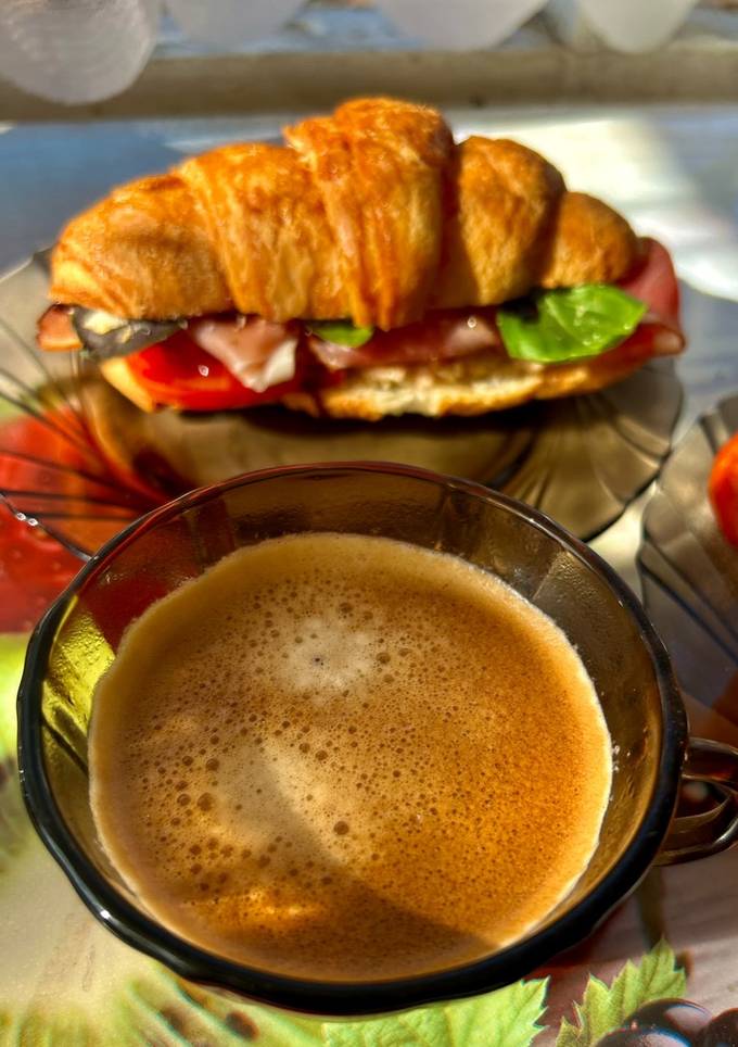 Круасан з шинкою🥐
