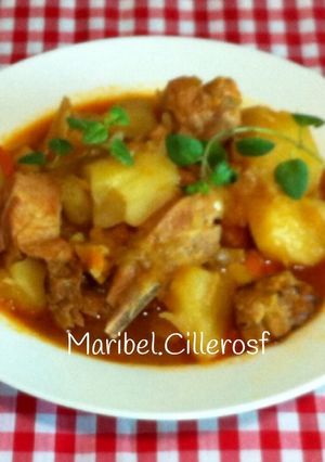 Una foto de Costillas con patatas