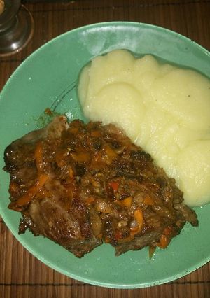 Una foto de Asado a la cacerola con verduras en escabeche y puré crema