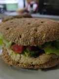 Sándwich de pan integral, pechuga de pollo y pesto