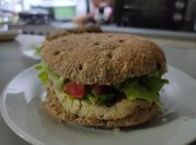 Una foto de pollo al pesto