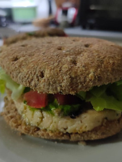 Una foto de Sándwich de pan integral, pechuga de pollo y pesto
