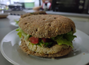 Una foto de Sándwich de pan integral, pechuga de pollo y pesto
