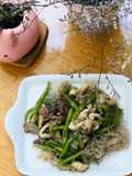 Miến xào lòng gà, đậu que và nấm